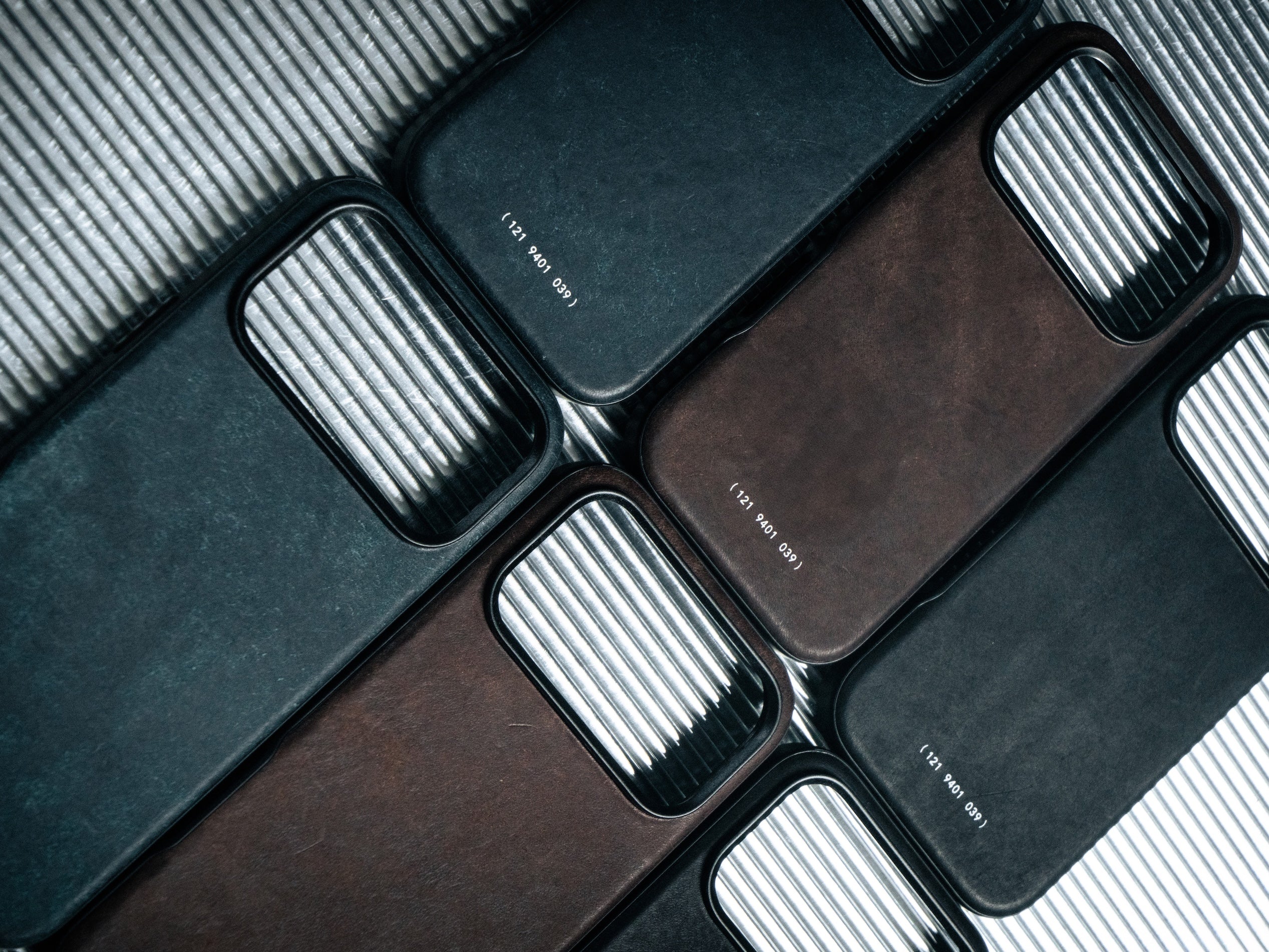 121 MagSafe Snowflake Leather Case | iPhone 17 Pro - Image 17