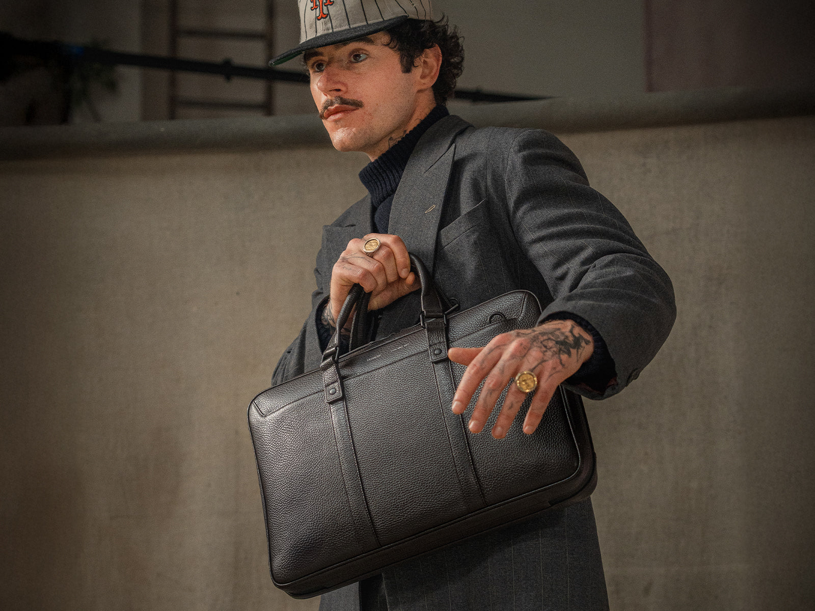 176 Essential Briefcase - Image 18